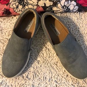 Steve Madden slip on sneakers in gray, size 6.5